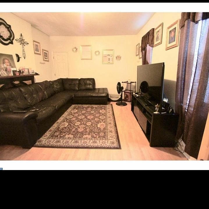 Spacious Comfortable Living Room, Cable Ready