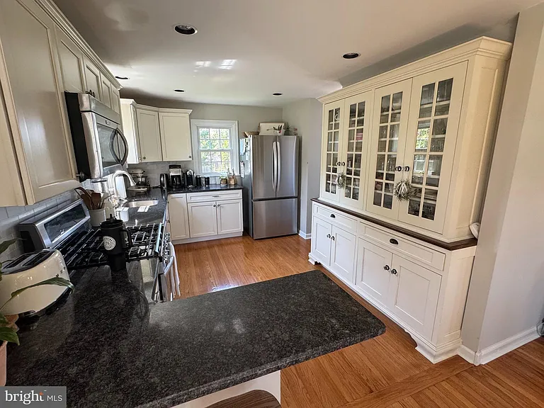402 Elliger Ave — Photo 13