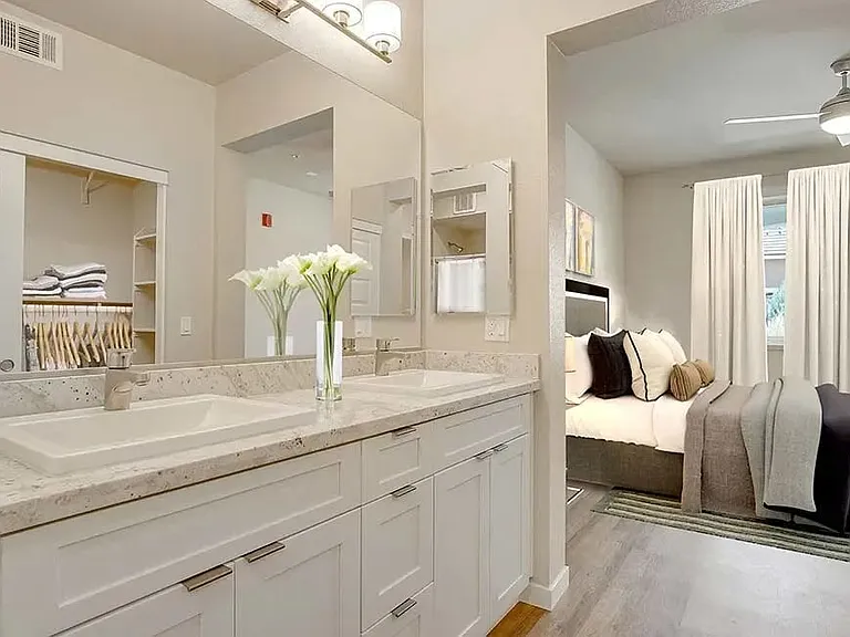 Silverado Apartments — Photo 18