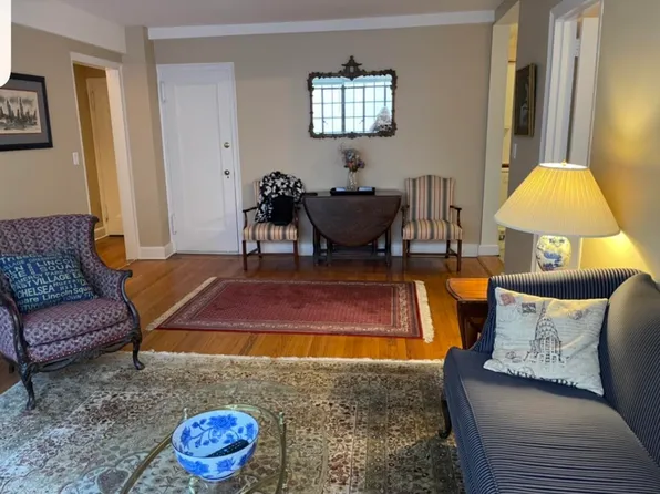 321 East 43rd Street image 3 of 12