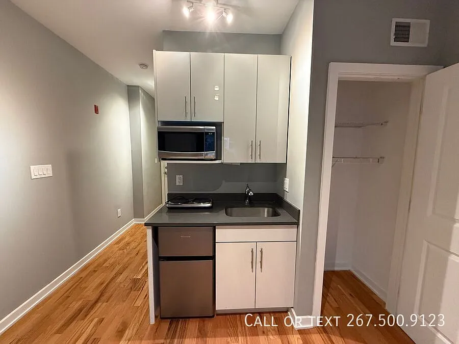 Cozy studio close to school. Private back Patio! January, 2027 FREE! — Photo 3
