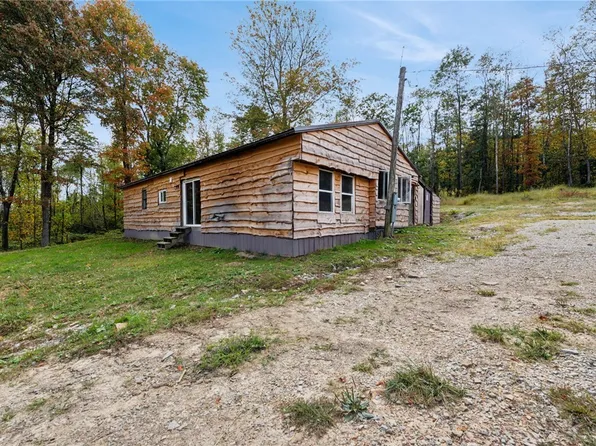 135 Sandy Flat Rd, Connellsville, PA 15425