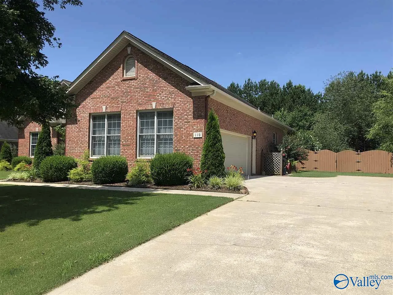 4 bed, 2.0 bath, 2440 sqft, $2,500 — Photo 2