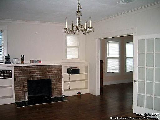 3rd image of 927 W Woodlawn Ave