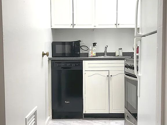 4th image of 140 E 56th St APT 11G
