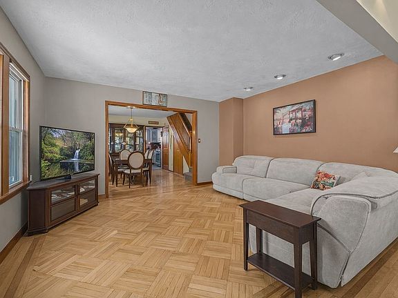 3rd image of 1467 E 64th St