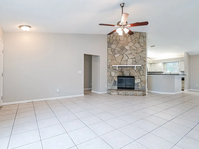 1225 Peabody Dr E — Photo 4