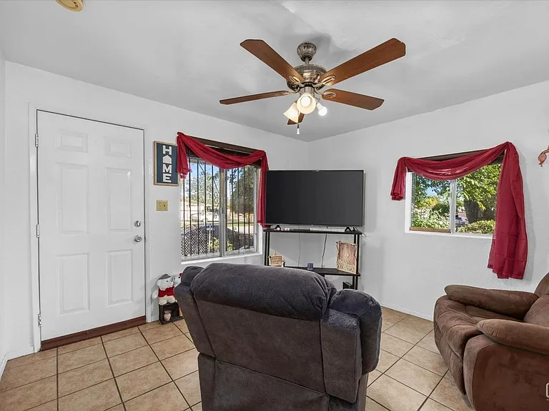 504 S Brown St — Photo 2