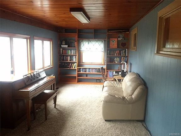 4th image of 93 Susan Ln