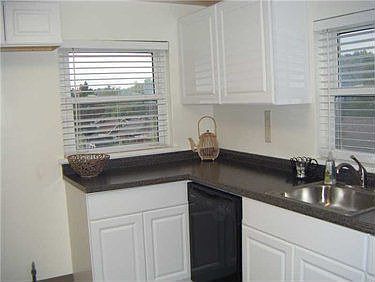 3rd image of 207 Mary St