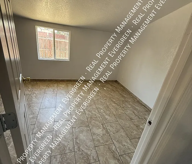 168 N F St — Photo 3