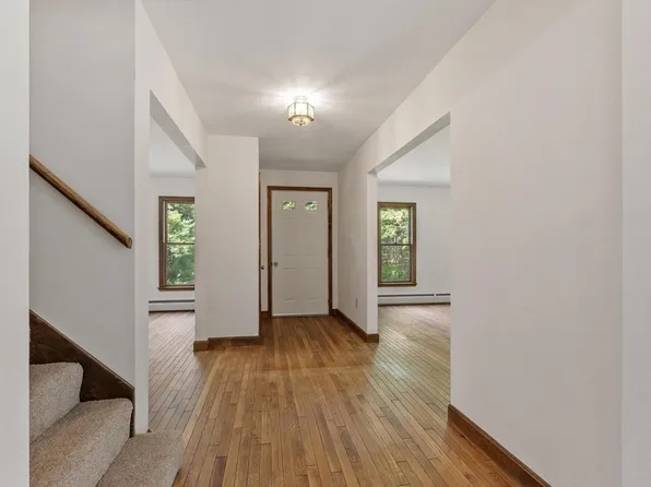 686 Scott Rd, Fitchburg, MA 01420
