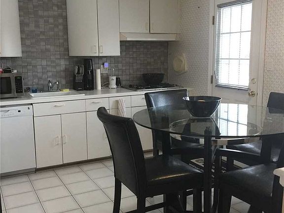 2nd image of 22 Frostfield Pl