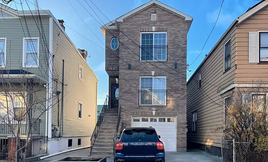 423 Central Ave photo 1