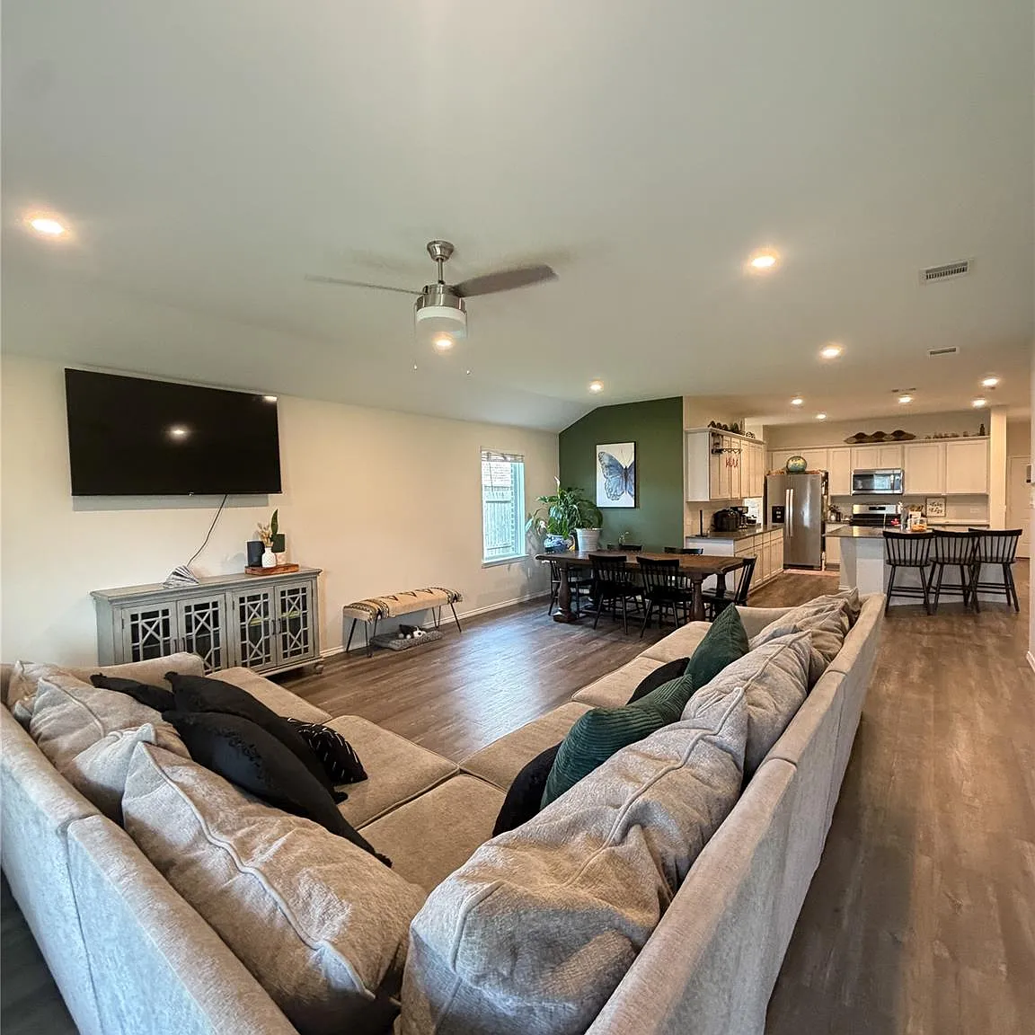 4 bed, 2.0 bath, 2013 sqft, $2,600 — Photo 4