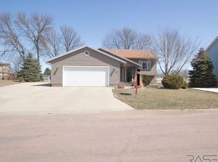 514 Crystal Dr, Hartford, SD 57033