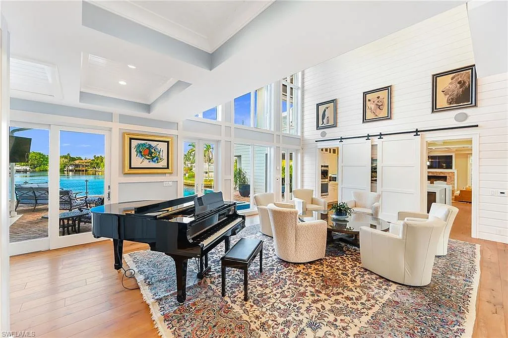 4 bed, 5.5 bath, 6130 sqft, $40,000 — Photo 2