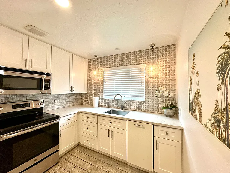 1 and 2 Bedrooms Great Location with Community Pool and Onsite Laundry! 1/2 of Mile from U of A — Photo 49