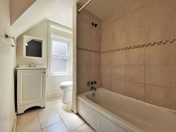 5th image of 300 Stratford Ave APT 3