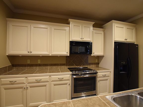 3rd image of 205 Colchester Dr