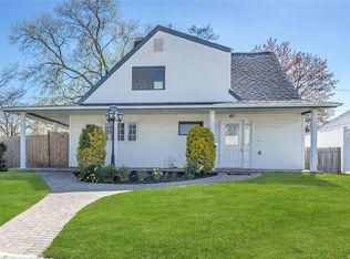 67 Bobolink Ln, Levittown, NY 11756