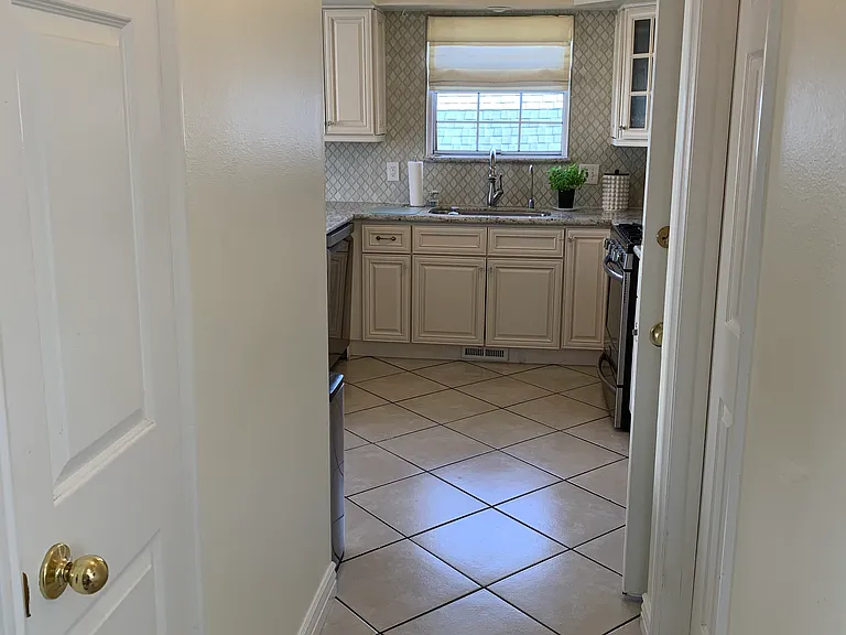 62 W 940 N — Photo 11