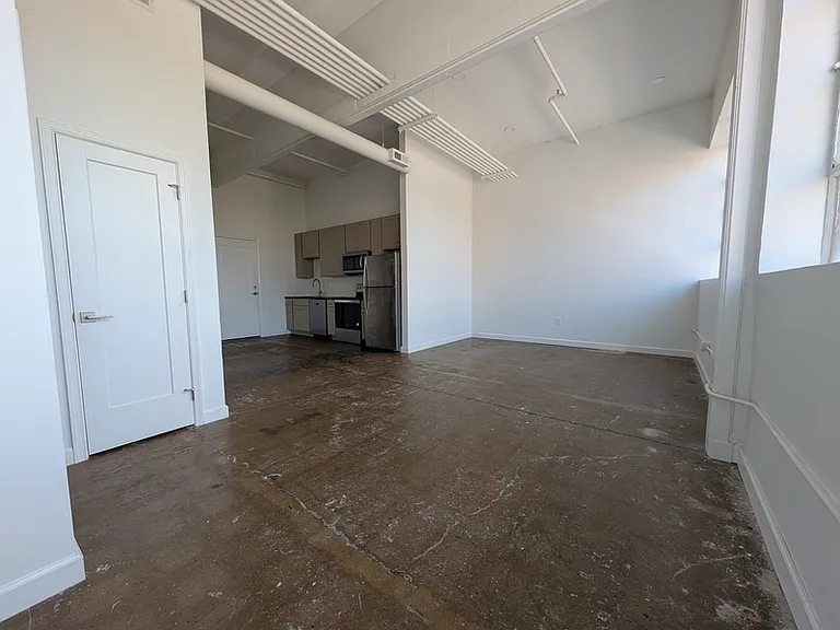 305 6th St #308 — Photo 6