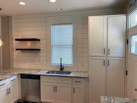 4th image of 814 W Rich St #14