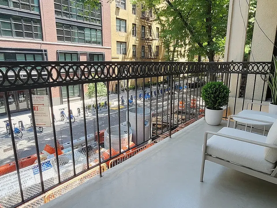 270 W 25th St #4A