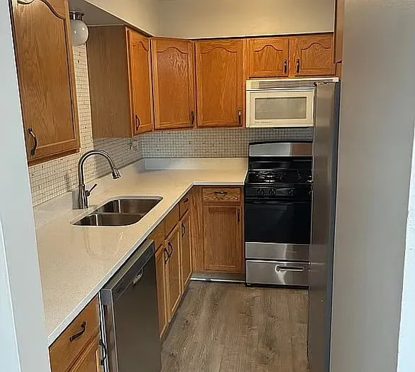 2 bed, 1000 sqft, $1,800 — Photo 2