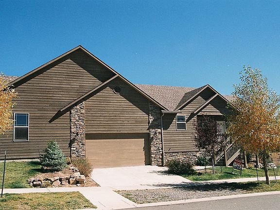 Entry and oversize 2 car garage