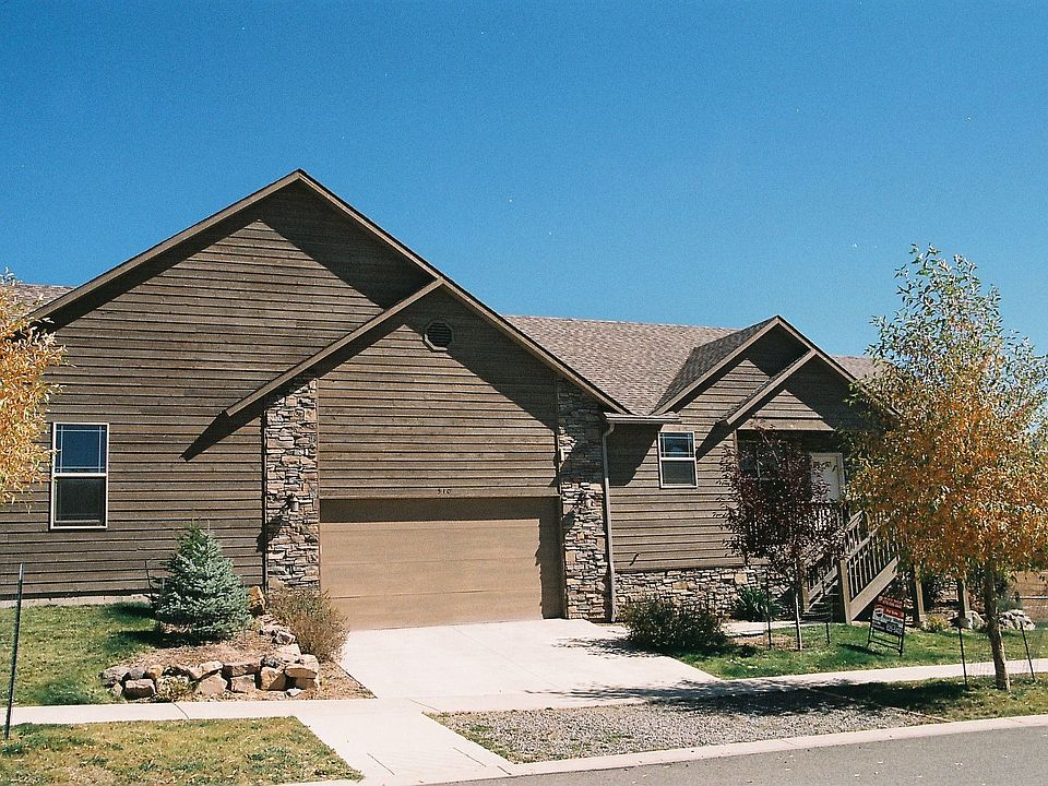 Entry and oversize 2 car garage