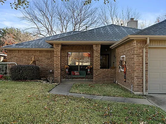 7008 Autumn Ln