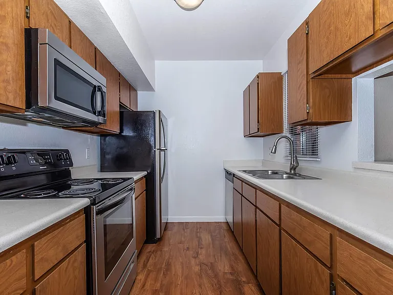 Broadway Proper Apartment ** One Month Free**W/D Included — Photo 7