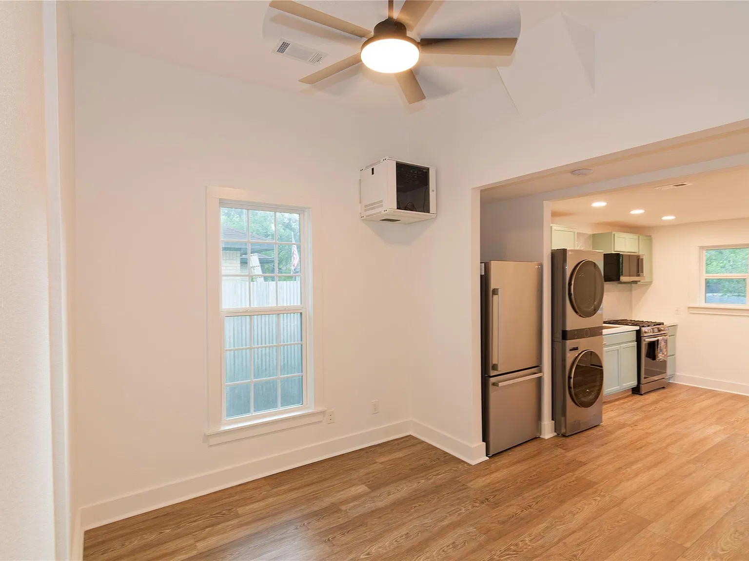 2 bed, 1.0 bath, 580 sqft, $1,599 — Photo 2