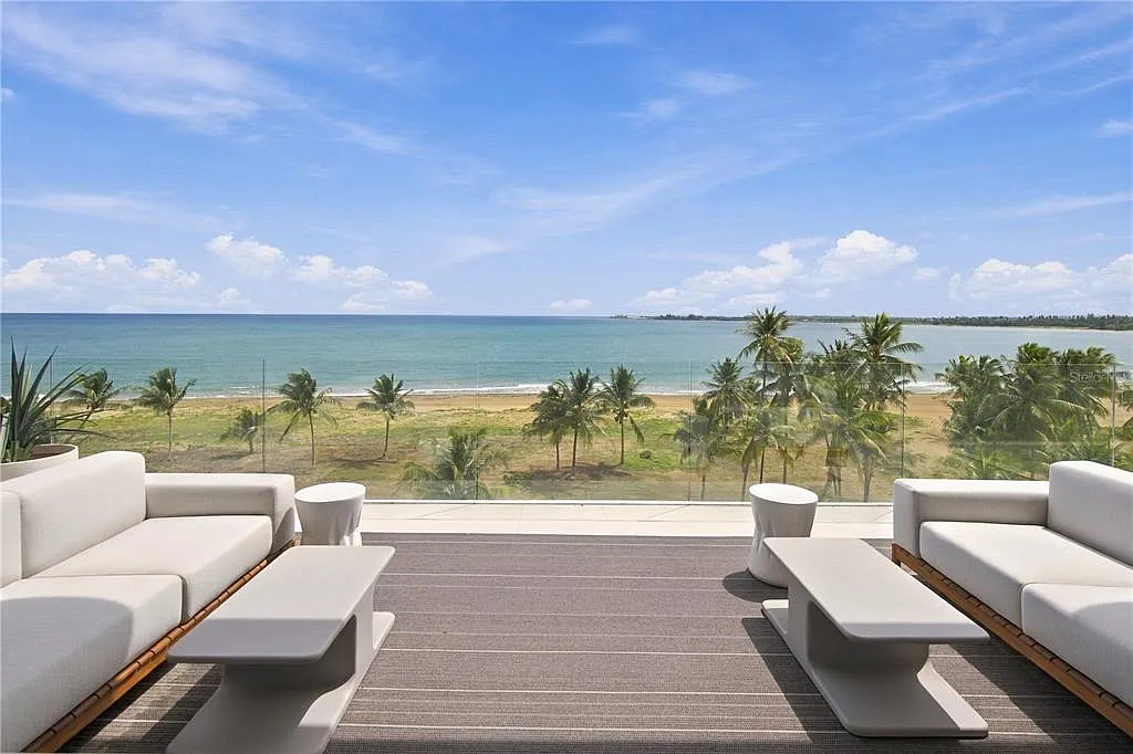 4 bed, 7.0 bath, 9000 sqft, $50,000 — Photo 2