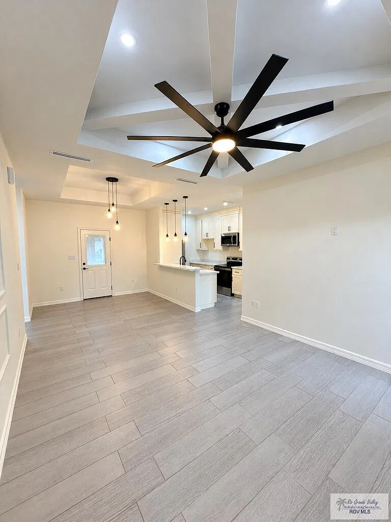 3 bed, 2.0 bath, 1123 sqft, $1,900 — Photo 3
