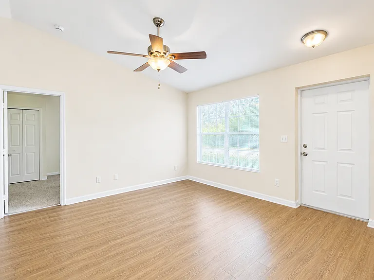 1105 Harold Ave S — Photo 3