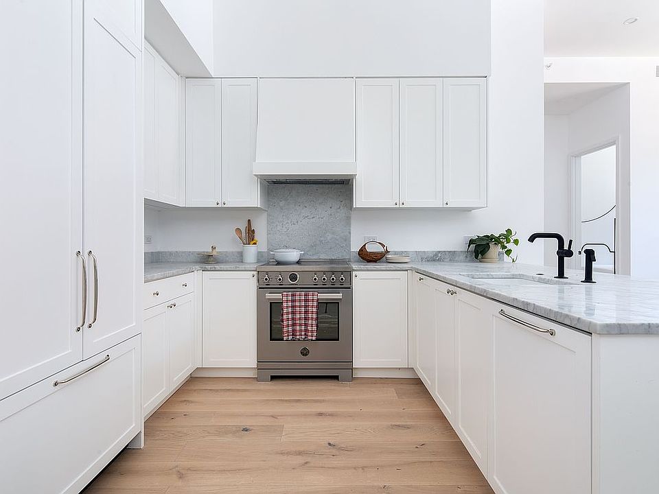 2nd image of 524 Halsey St #104