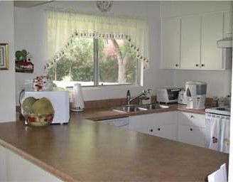 Kitchen w/ eat in bar