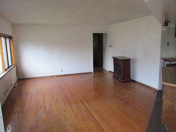 2nd image of 909 E McKinley St
