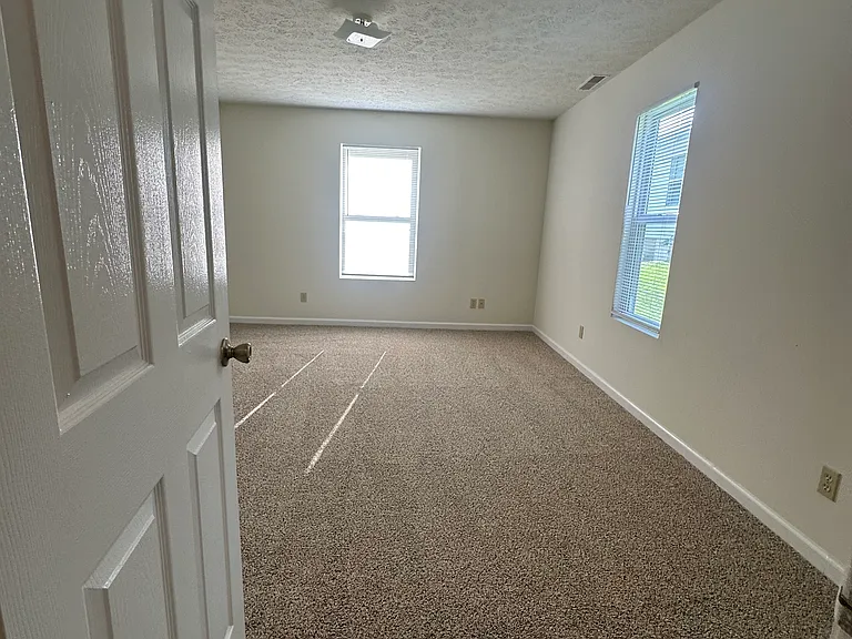 1118 S Woodlawn Ave — Photo 18