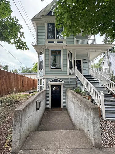 3921 SE Salmon St Photo 1