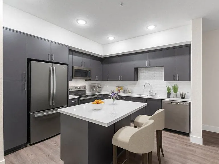 Vernola Marketplace Luxury Apartments — Photo 8
