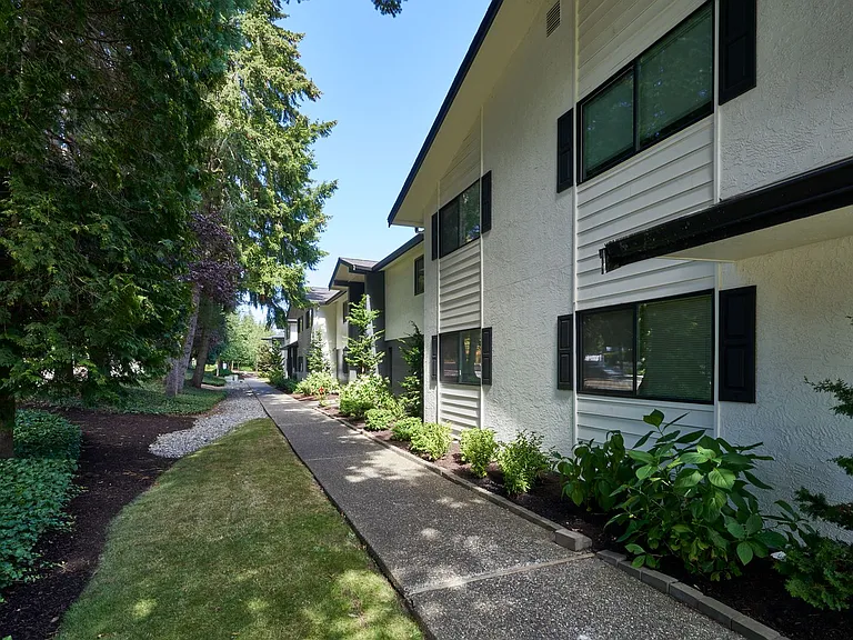 Del Mar Village Apartments — Photo 11
