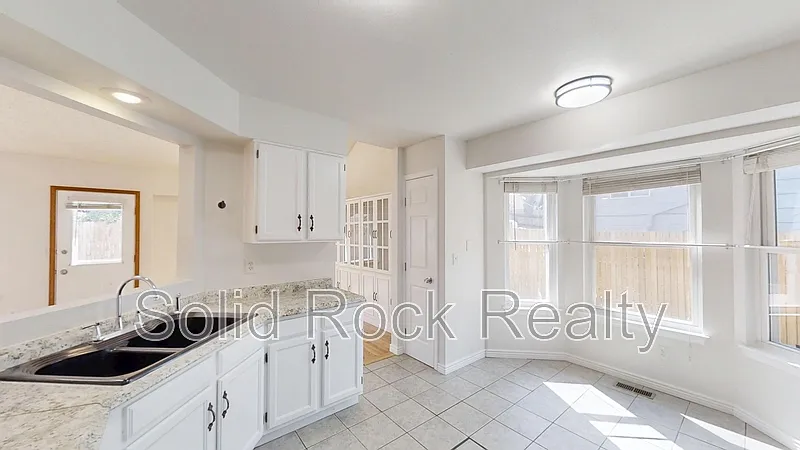 4 bed, 3.5 bath, 2961 sqft, $2,500 — Photo 4