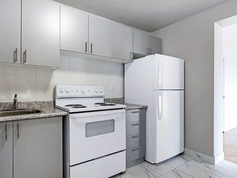 1219 Dundas St W — Photo 4