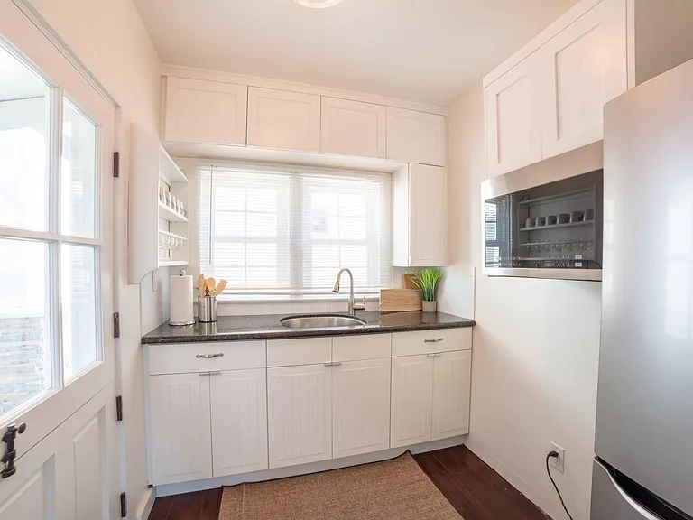 2920 Manhattan Ave — Photo 2