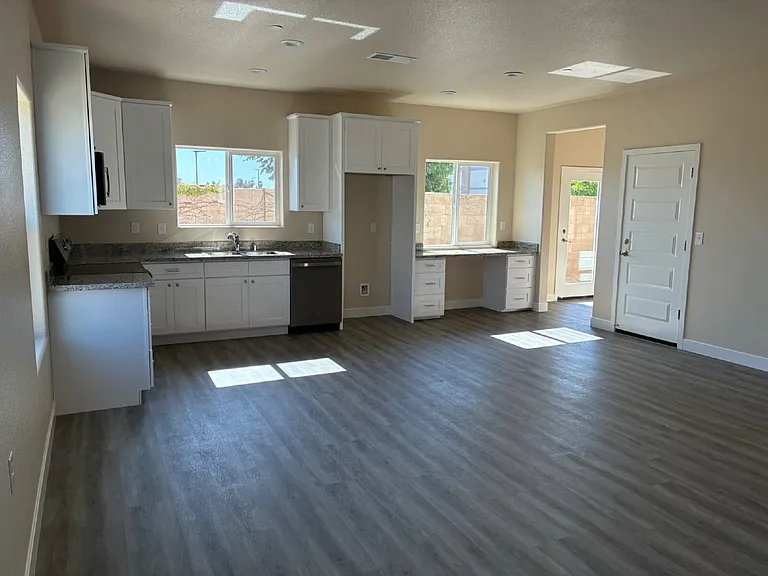 3621 Venice Ave — Photo 6