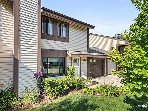 2nd image of 30W056 Buckthorn Ct